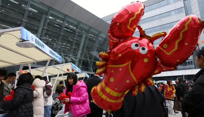 ”چیٹ جی پی ٹی بھی فارغ”: چین میں مصنوعی ذہانت کا ’اوپن کلا‘ انقلاب، کیا انسانوں کی چھٹی ہونے والی ہے؟