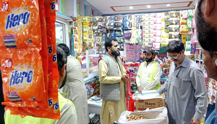 PSQCA کا بڑا کریک ڈاؤن،لاہور ، گوجرانوالہ میں درجنوں دکانوں کو نوٹسز ، جعلی ،غیرمعیاری برانڈز شیلف سے ہٹانے کاحکم