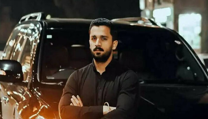 حادثہ یا انتقام؟ سوشل میڈیا اسٹار رجب بٹ کی گاڑی سیلون میں جا گھسی، پرستاروں میں تشویش کی لہر