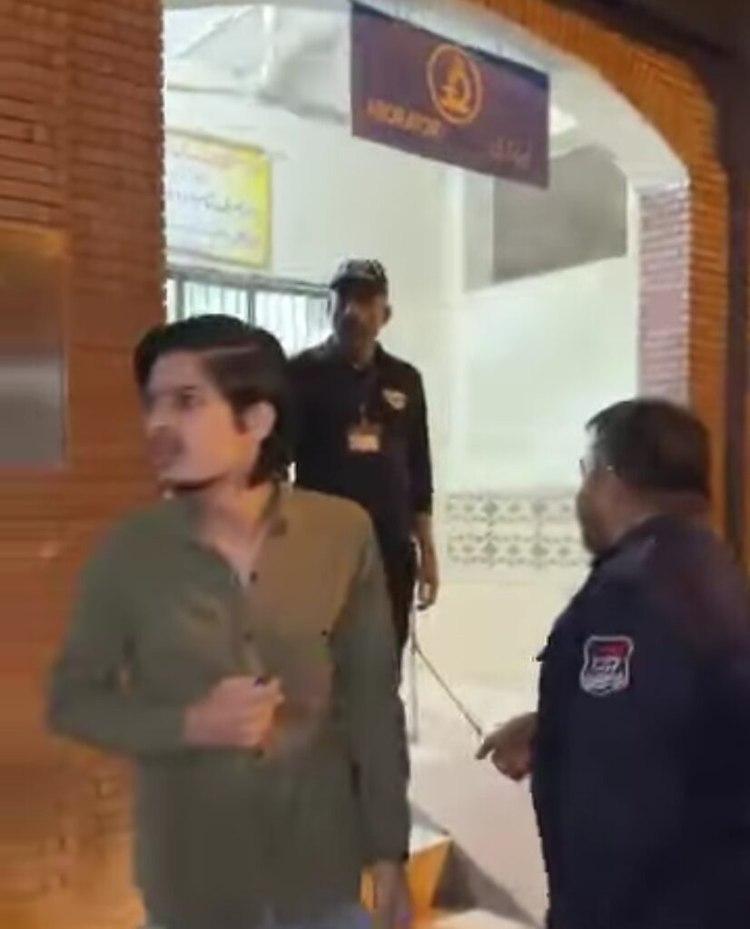 سیالکوٹ ٹیچنگ ہسپتال میں یوٹیوبر اور ہسپتال میں تعینات سیکورٹی گارڈز کے درمیان ہاتھا پائی