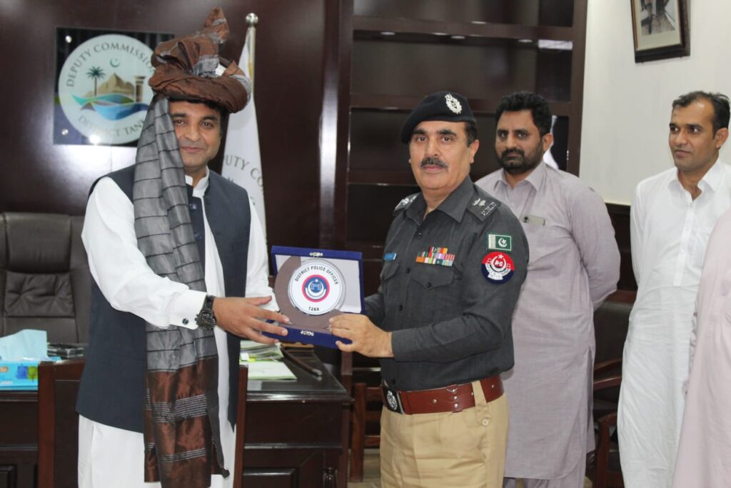 ڈی پی او ٹانک کی نو تعینات ڈپٹی کمشنرسے ملاقات، روایتی پگڑی اور یادگاری شیلڈ پیش کی