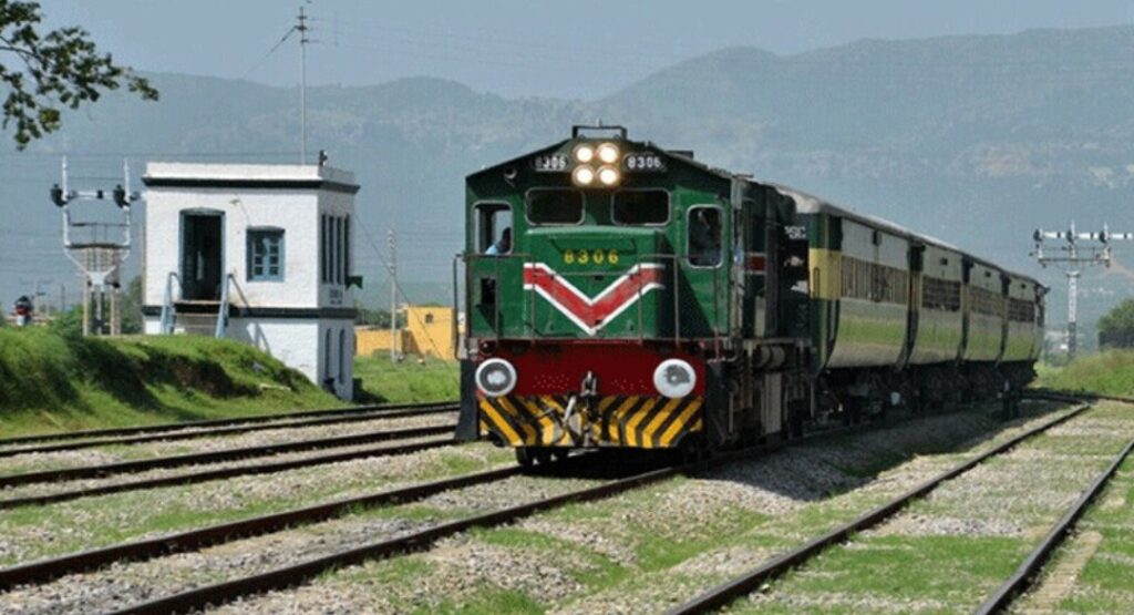 قراقرم ایکسپریس غیر معمولی تاخیر کا شکار رہی، مسافروں کو شدید پریشانی کا سامنا