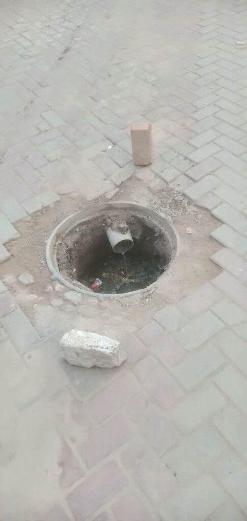 جتالہ ٹاؤن شامی روڈ گلی نمبر 2 میں گٹرکا ڈھکن دو دن سے غائب