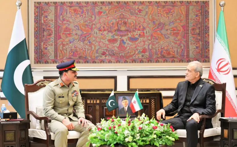 ایرانی صدر سے فیلڈ مارشل عاصم منیر کی ملاقات، باہمی دلچسپی، خطے کی مجموعی صورتحال پر تبادلہ خیال