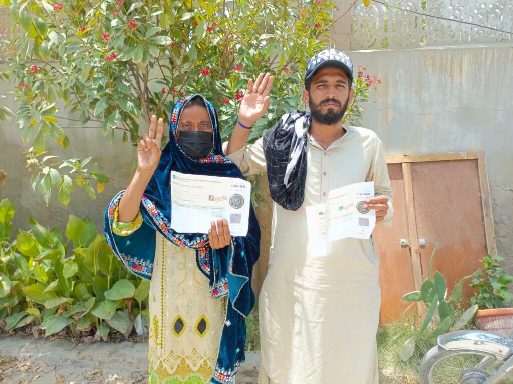 شادی شدہ جوڑے کا پریس کلب کے سامنے سسرالیوں، پولیس اور بااثر افراد کے خلاف احتجاج
