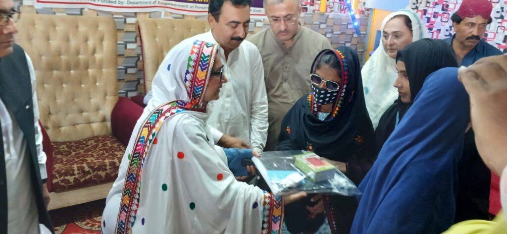 بصارت سے محروم افراد میں معاون آلات تقسیم کرنے کی تقریب