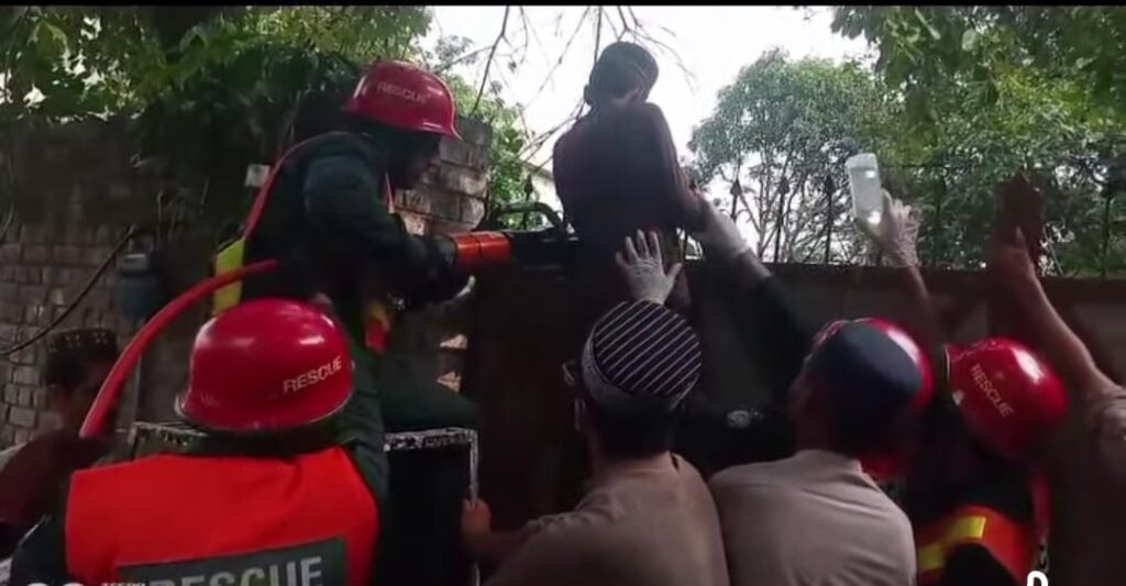 جامن اتارتے درخت سے گر نےسے لڑکاکا بازو گیٹ کی سلاخوں میں پھنس گیا
