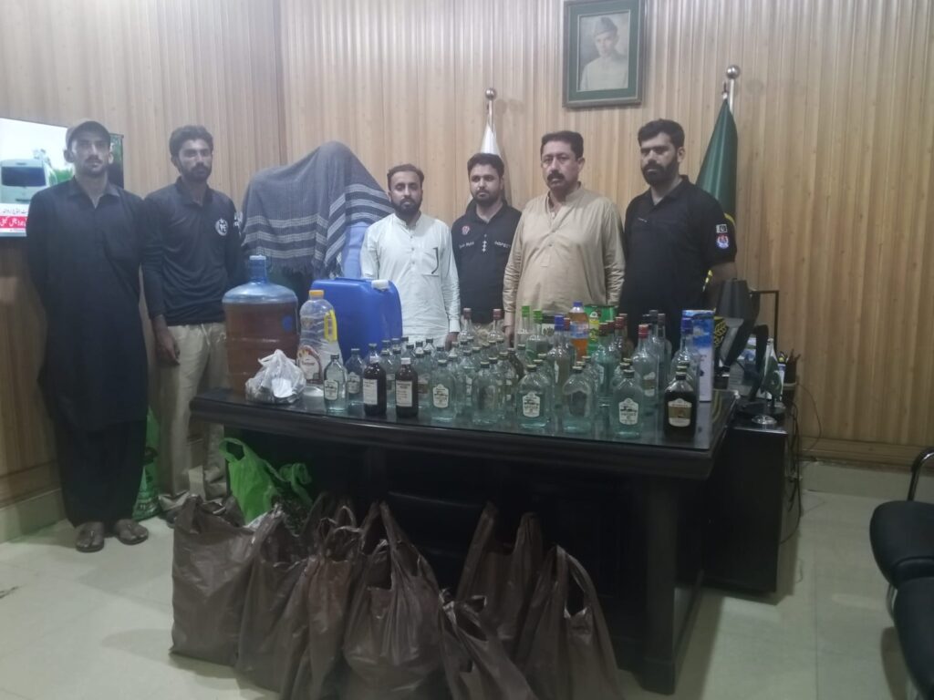 محکمہ ایکسائز کی بڑی کارروائی، جعلی شراب کی فیکٹری بے نقاب، دو ملزمان گرفتار
