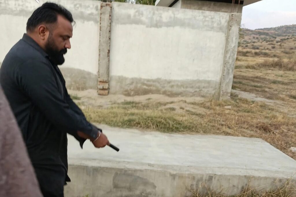 گائوں 15/8بی آر اسلحہ کی کھلے عام نمائش،مکین خوفزدہ