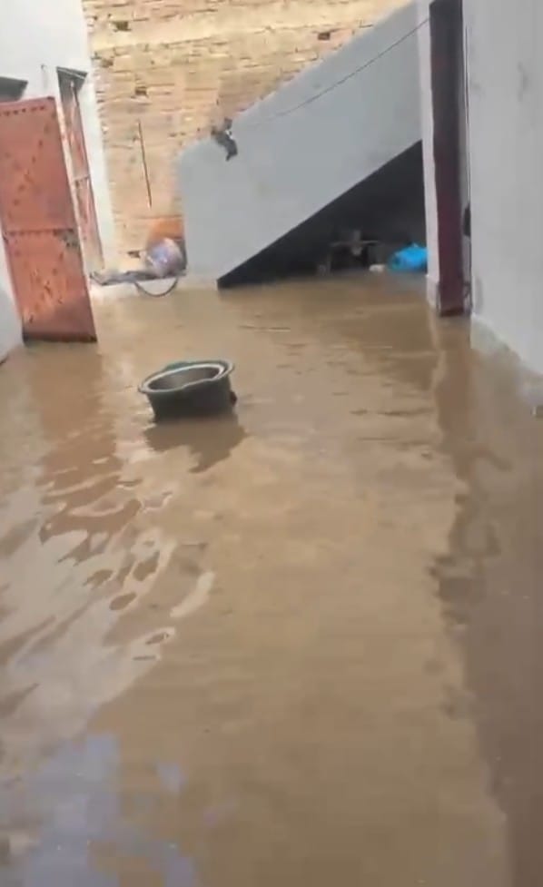 ناقص واٹر پائپ لائنیں پھٹ گئیں پانی گھروں میں داخل