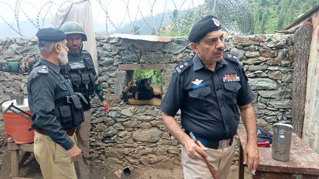 ڈی پی او دیر بالا کا پاک افغان بارڈر کے قریب حساس چوکیوں شلتلو اور نصرت درہ کا دورہ