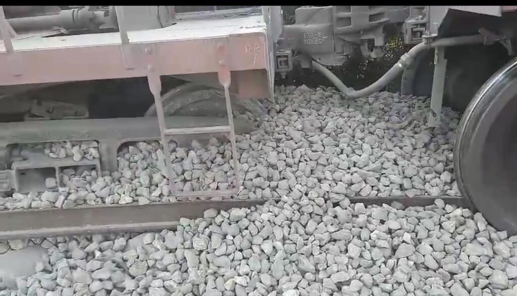 مال گاڑی وھاب شاہ اسٹیشن کے مقام پر پٹڑی سے اتر گئی