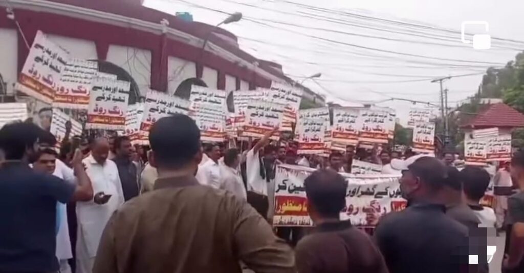 رنگ روڈ کے کی تعمیر کے دوران متاثر ہونے والے متاثرین کا احتجاج