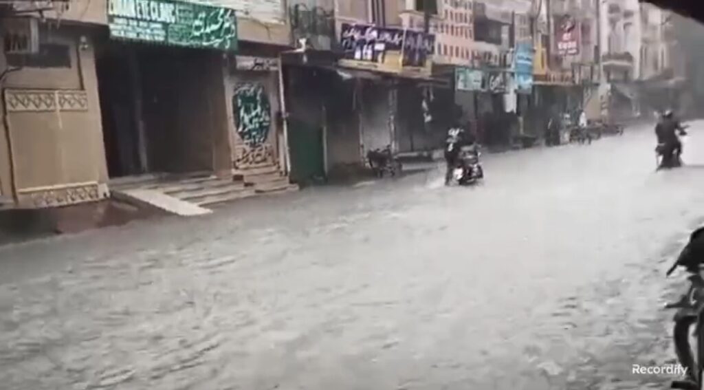 موسلادھار بارش، چھتیں گرنے سے پانچ افراد ذخمی
