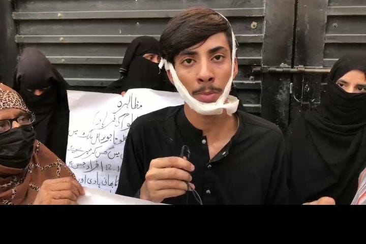 بااثر افرادکا نوجوان پر بدترین تشدد ، شیخ اور راجپوت برادری کا احتجاجی مظاہرہ
