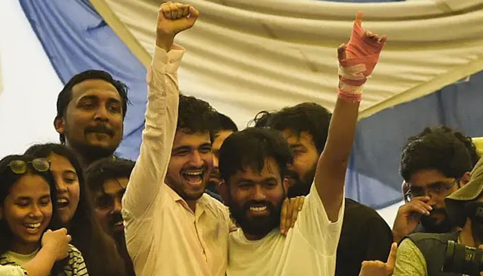 کاکروچ جنتا پارٹی کا احتجاج ختم کرنے کا اعلان، پرہلاد جوشی کو وزارت تعلیم کا چارج مل گیا