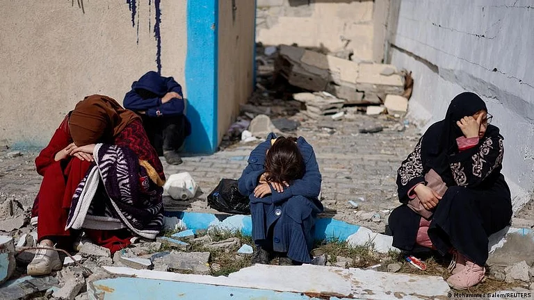 اسرائیلی ظلم و بربریت کی انتہا،غزہ میں جنازہ پر حملہ، 7 افراد ہلاک، 22 زخمی