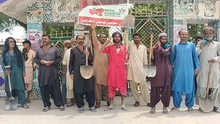 ٹرک مزدوروںکا اپنے ہی ساتھی مزدوروں کے ظلم و زیادتی کے خلاف احتجاج