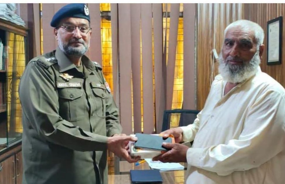 لاکھوں روپے مالیت کے چوری و گمشدہ موبائل فون برآمد مالکان کے حوالے
