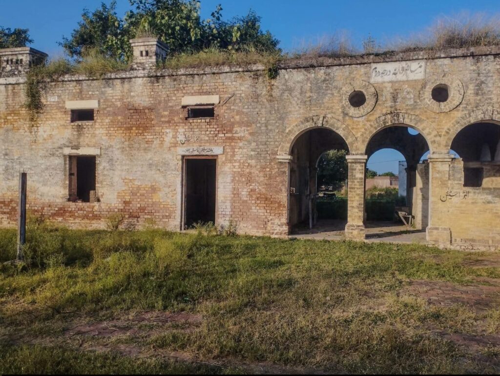 کبھی مصروف رہنے والا الہڑ ریلوے اسٹیشن آج ماضی کی خاموش یادگار بن چکا