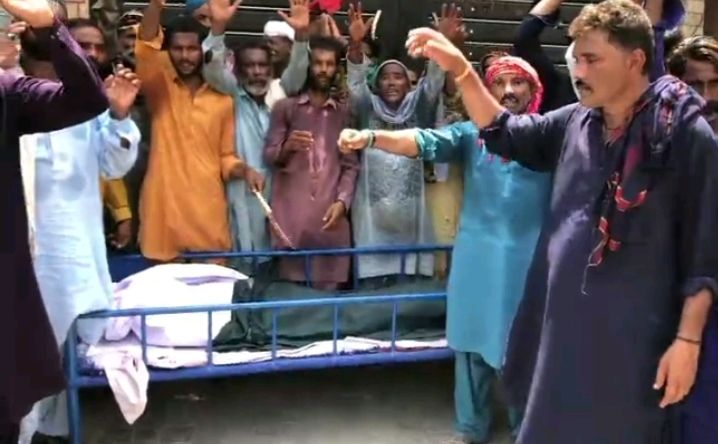 مزدا کی ٹکر سے جاں بحق کمسن حسن علی کے ورثاء کا لاش پریس کلب کے سامنے رکھ کر احتجاج، ڈرائیور کی گرفتاری کا مطالبہ