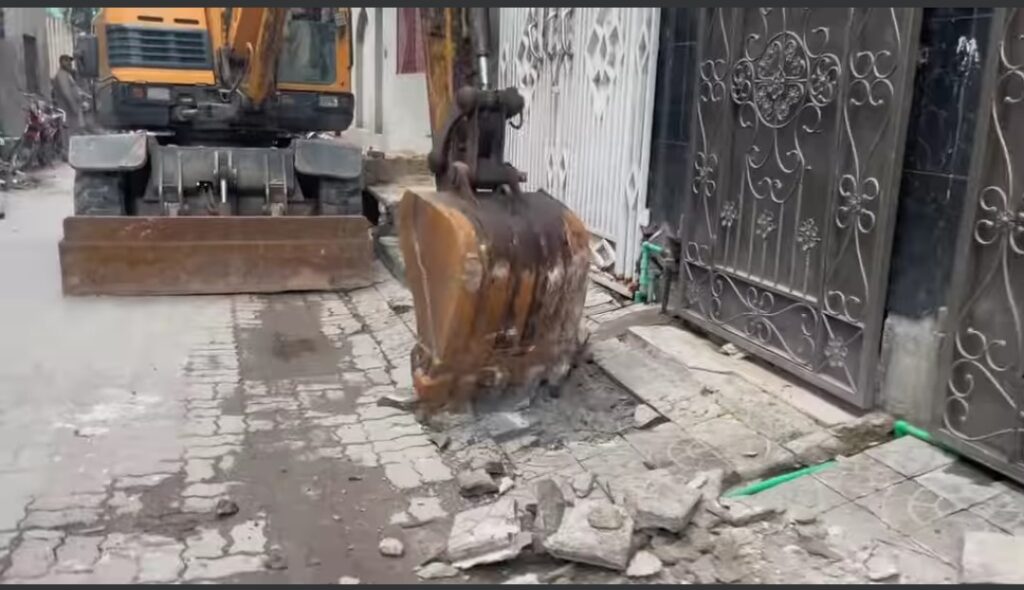محلہ پورن نگر کی گلی نمبر 5 میں تجاوزات کے خلاف پیرا فورس کا آپریشن