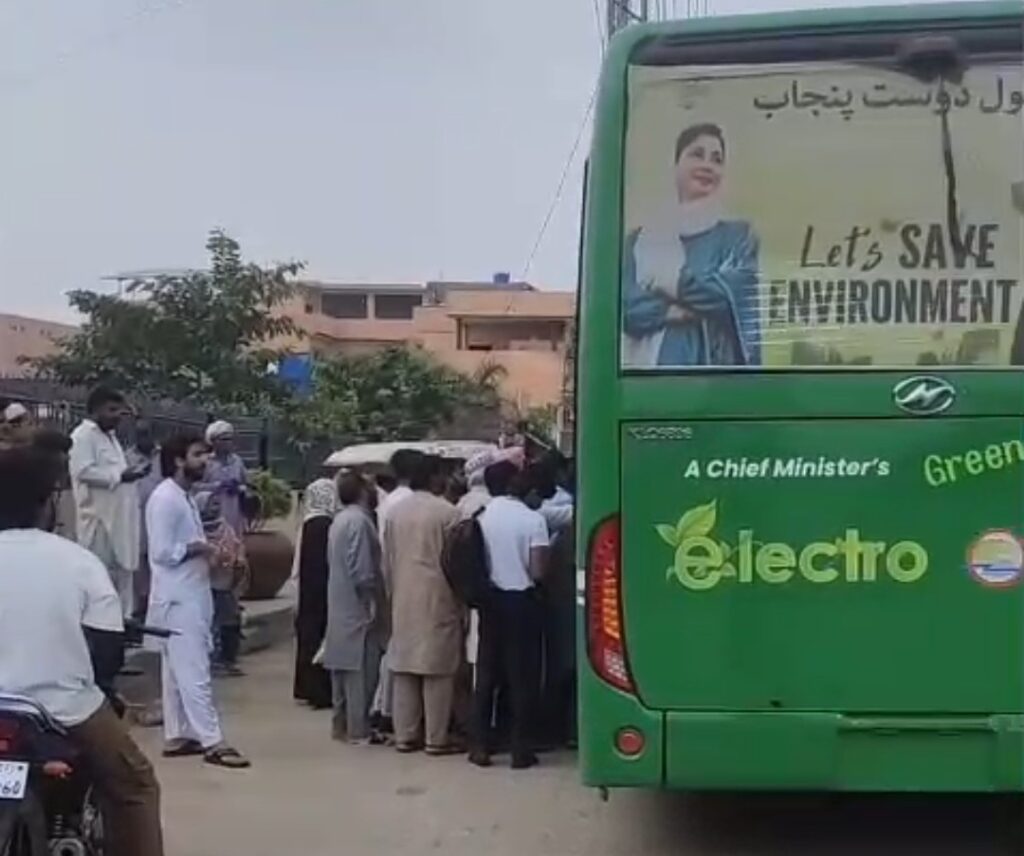 پسرورمیں گرین الیکٹرک بس کی انتظارگاہ نہ ہونے سے مسافرپریشان