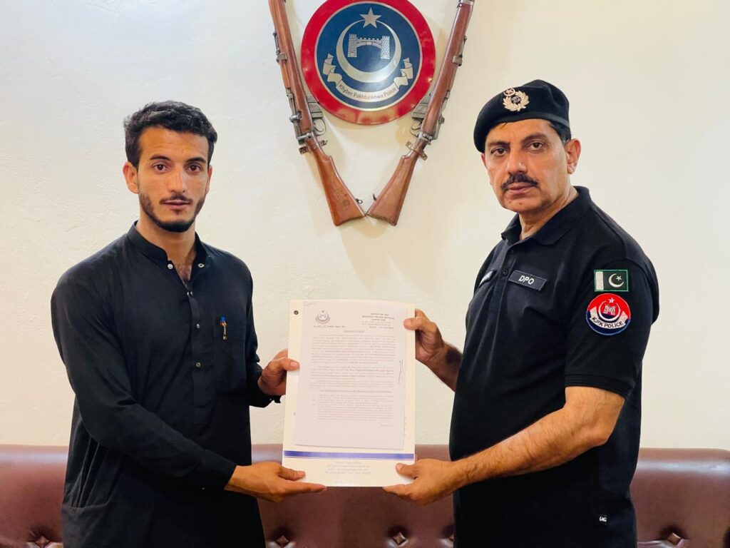 شہید کانسٹیبل ظاہر شاہ کے بیٹے ابرار احمد کو شہداء پیکج کے تحت بطور کانسٹیبل تقرر نامہ جاری
