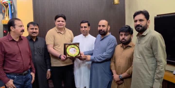 میاں آصف ندیم کوسپورٹس کے حوالے سے گراں قدر خدمات کے اعتراف میں اعزازی شیلڈ پیش