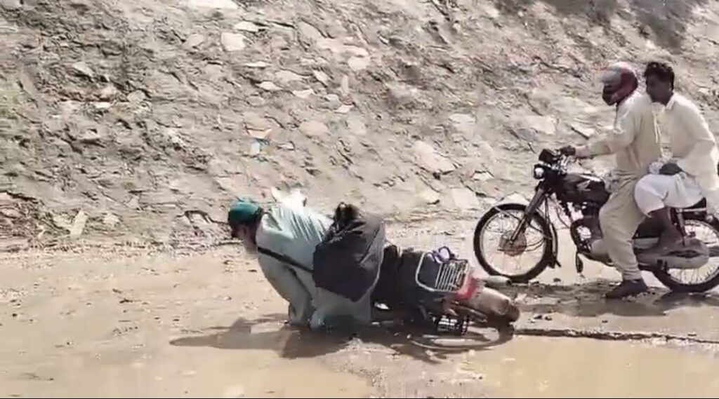 زیرِ تعمیر انڈرپاس پر شہری کے بری طرح گرنے کی ویڈیو وائرل، سست روی اور بدانتظامی پر شدید احتجاج