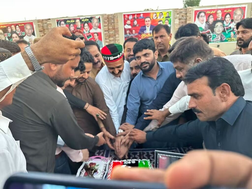 سانگھڑ: بلاول بھٹو زرداری کی 38 ویں سالگرہ، زرداری ہاؤس میں کیک کاٹنے کی پروقار تقریب