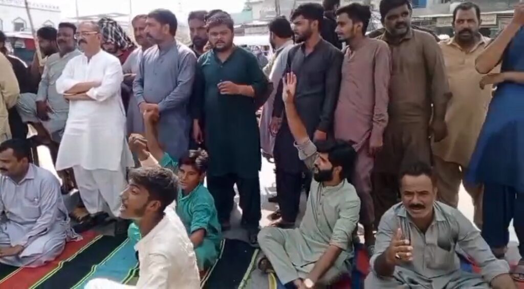 میاں چنوں: تجاوزات کے خلاف آپریشن میں مبینہ امتیازی سلوک، دکانداروں کا ٹی چوک پر احتجاج اور دھرنا