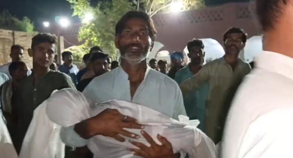 نواب شاہ: مزمل ٹاؤن میں کھلے گٹر میں گر کر بچہ جاں بحق، ورثاء کا انتظامیہ کے خلاف شدید احتجاج