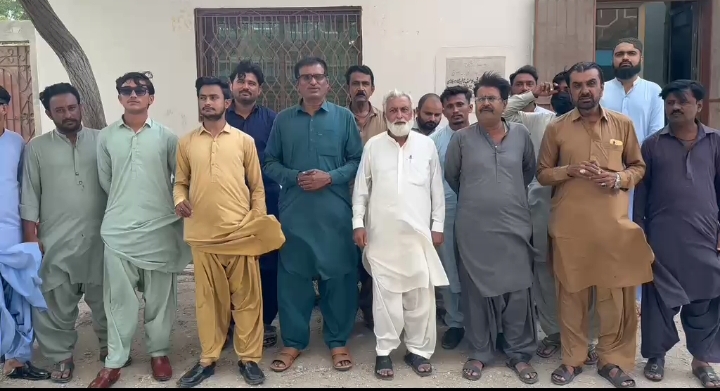 عمرکوٹ: مغوی صحافی عظیم سیال کی بازیابی کے لیے کنری میں صحافیوں کا احتجاجی مظاہرہ