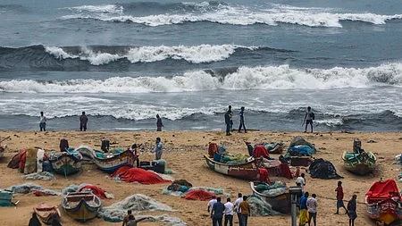 خلیج بنگال میں قیامت خیز سمندری طوفان کا خطرہ: ریڈ الرٹ جاری، ماہی گیروں کو فوری طور پر سمندر سے نکلنے کا حکم!
