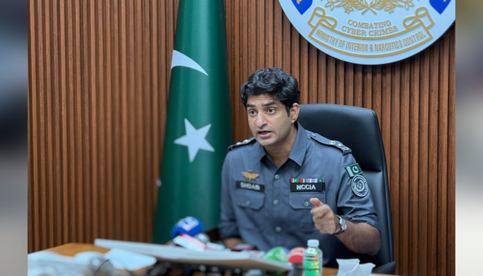 زمین پھٹی نہ آسمان رویا،،، اپنے بچوں کی فحش وڈیوز بنا کر ڈارک ویب پر فروخت کرنیوالا باپ گرفتار