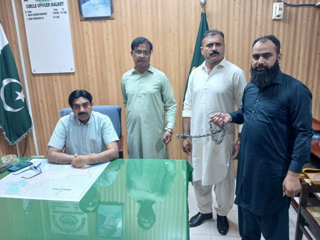 سیالکوٹ: اینٹی کرپشن کی کارروائی، رشوت لیتے ٹریفک سب انسپکٹر سمیت 2 ملازمین گرفتار