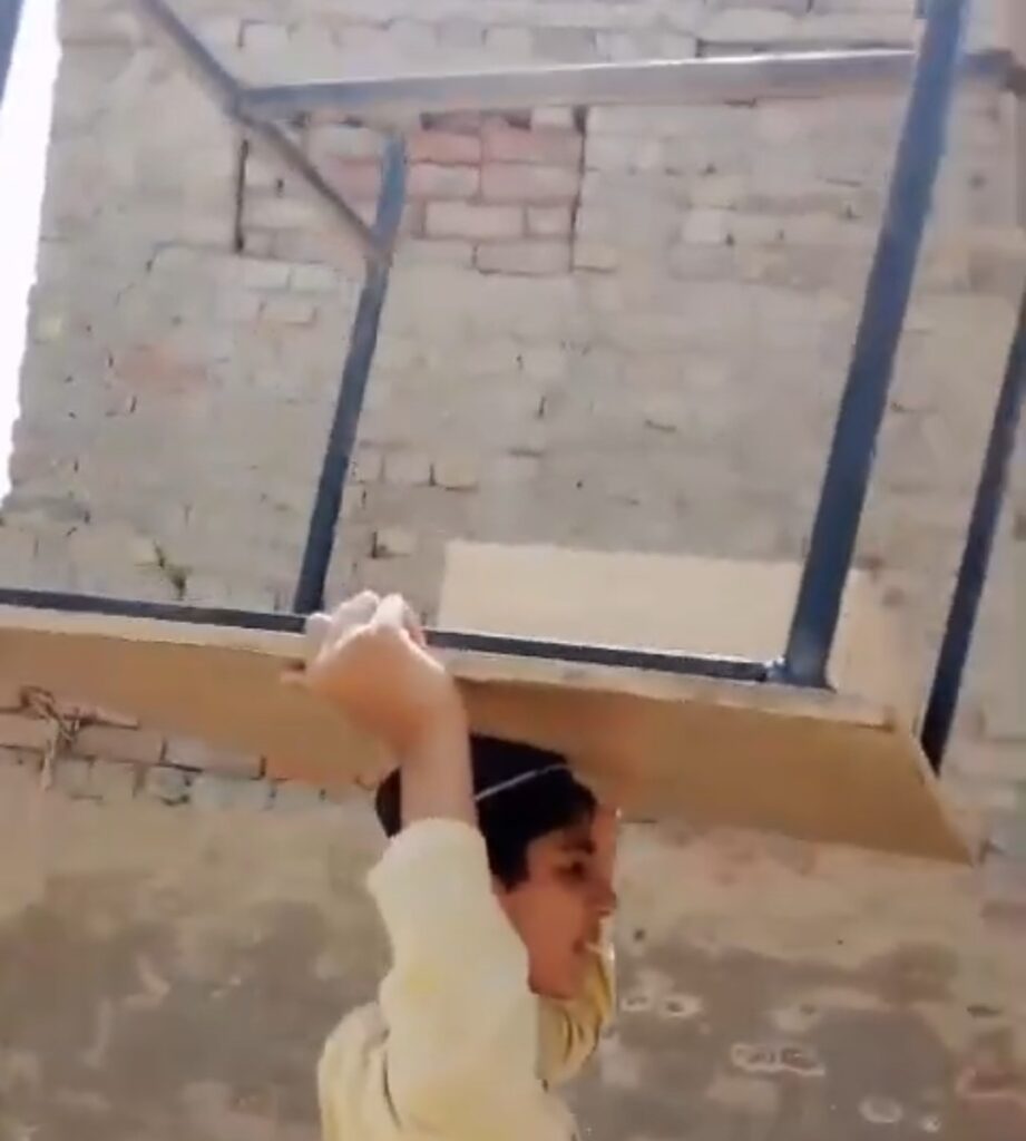 مٹیاری: استاد کی طالبعلم کو انوکھی سزا، سر پر ٹیبل رکھوا کر مرمت کے لیے بھجوا دیا، ویڈیو وائرلی