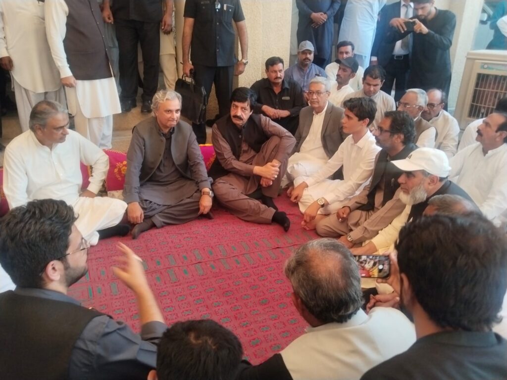 گورنر پنجاب سردار سلیم حیدر خان کی عارف آباد تلمبہ آمد؛ پیر حیدر زمان قریشی سے والد کے انتقال پر تعزیت