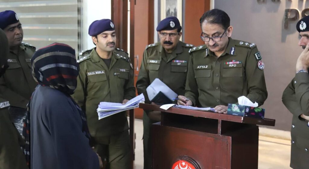 آر پی او ساہیوال کا پاکپتن کا دورہ، کھلی کچہری میں شہریوں کے مسائل سنے اور تھانہ فرید نگر کی انسپکشن