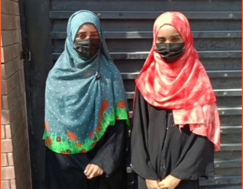 ظلم کی انتہا! نشے میں دھت والد کے مبینہ تشدد کے خلاف دو کم عمر بیٹیاں سراپا احتجاج