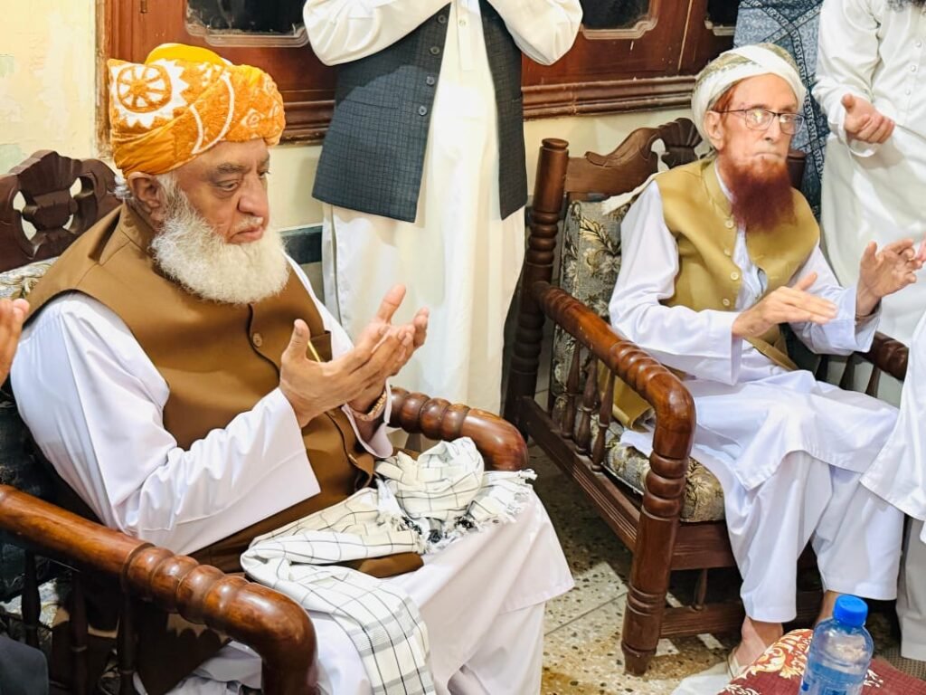 مولانا فضل الرحمٰن کا اکوڑہ خٹک کا دورہ؛ خانوادۂ حقانیہ سے تعزیت اور اساتذہ سے ملاقاتیں