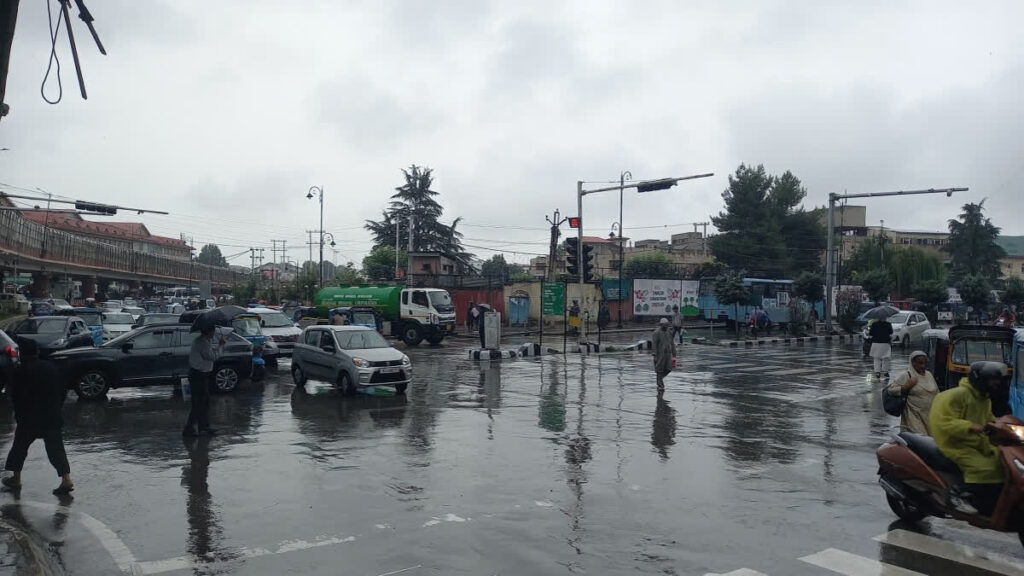 بالائی علاقوں میں برفباری اور میدانی علاقوں میں موسلا دھار بارش کا امکان!